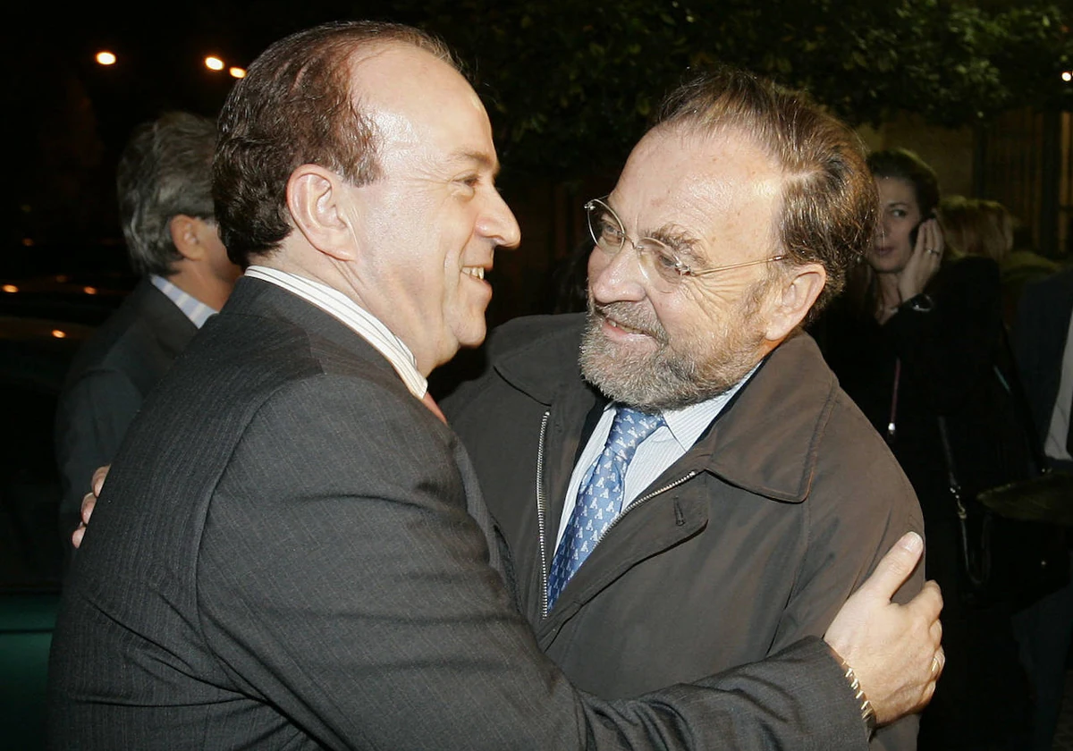Antonio Martín y Antonio Burgos se funden en un abrazo.