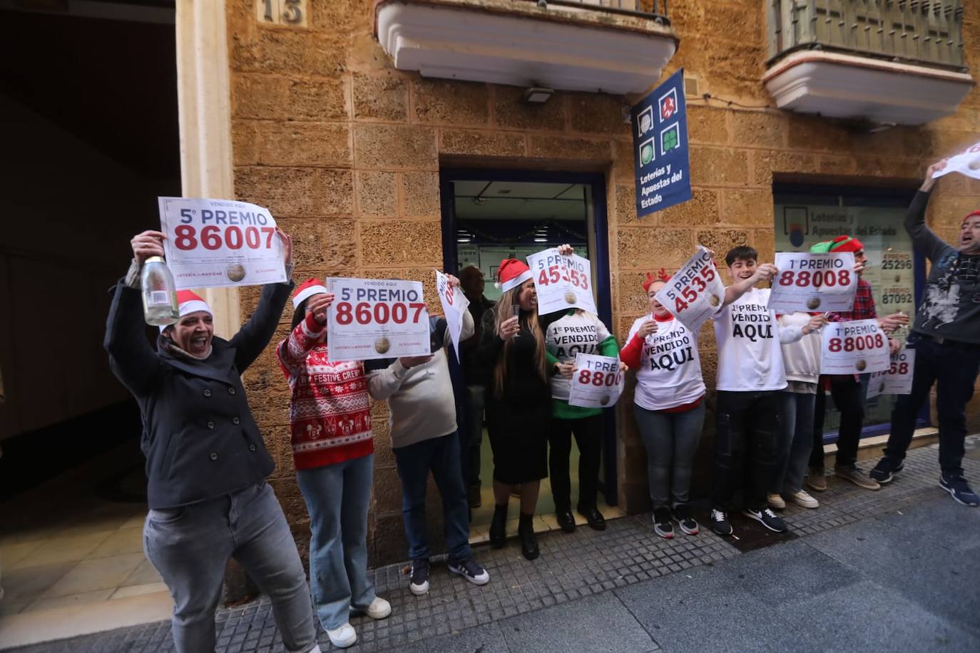 El Gordo en Cádiz: la felicidad de repartir euros y premios entre los vecinos