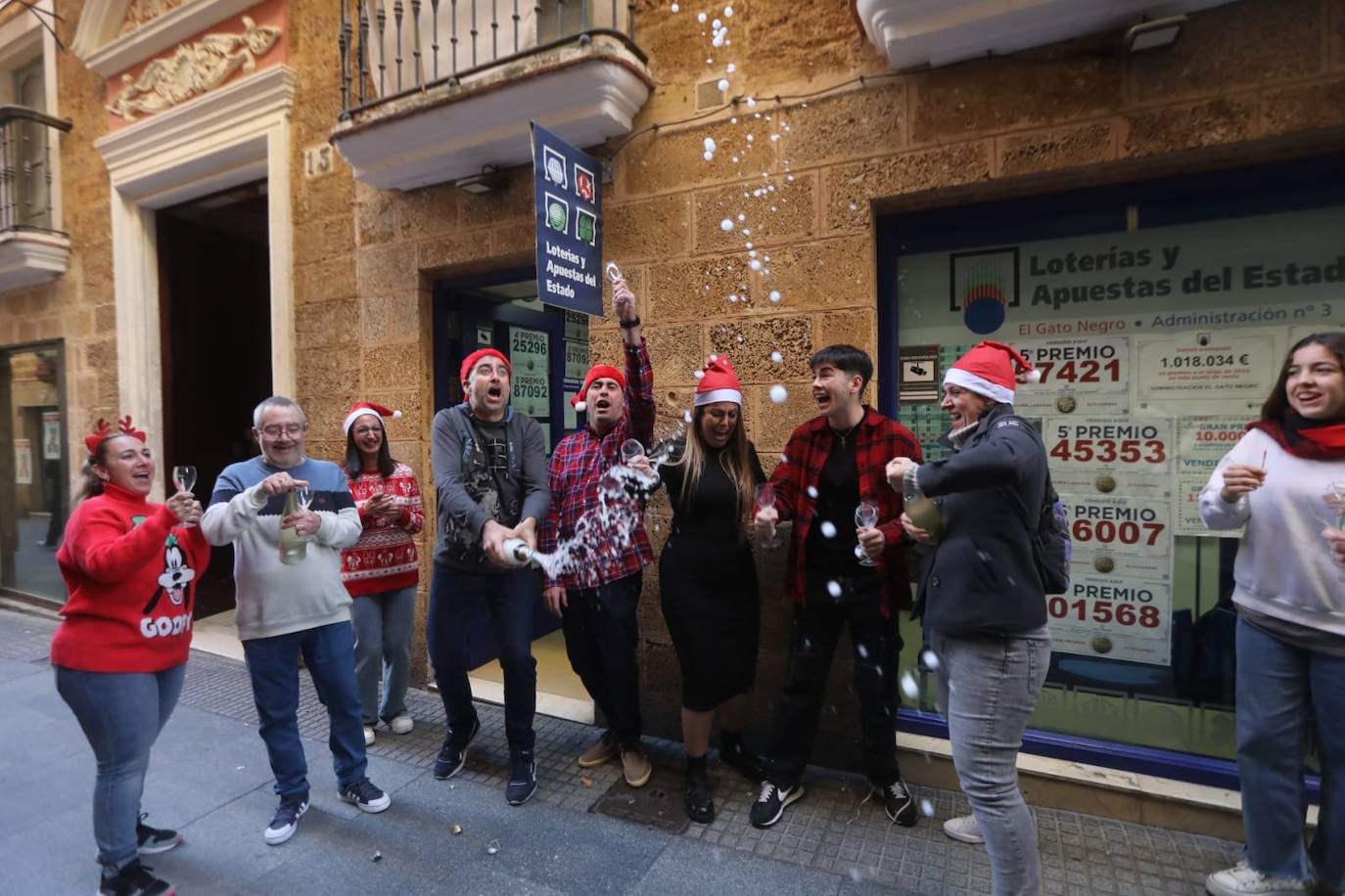 El Gordo en Cádiz: la felicidad de repartir euros y premios entre los vecinos