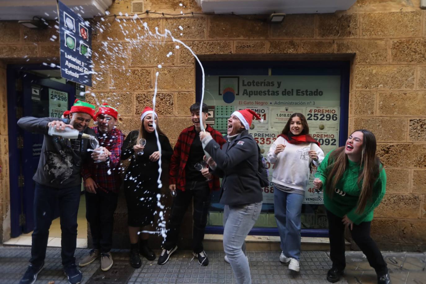 El Gordo en Cádiz: la felicidad de repartir euros y premios entre los vecinos