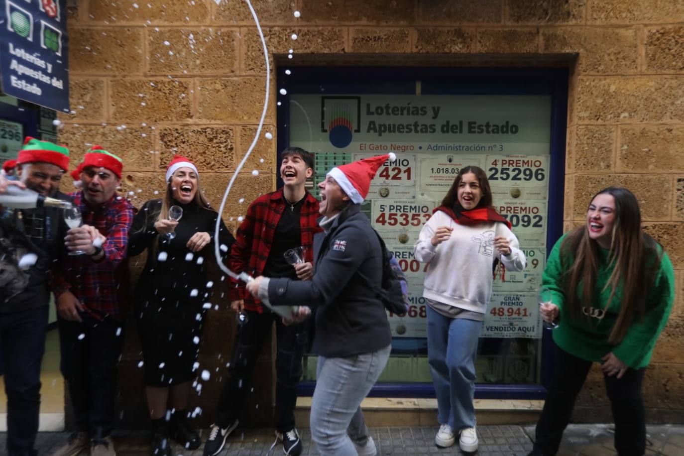 El Gordo en Cádiz: la felicidad de repartir euros y premios entre los vecinos