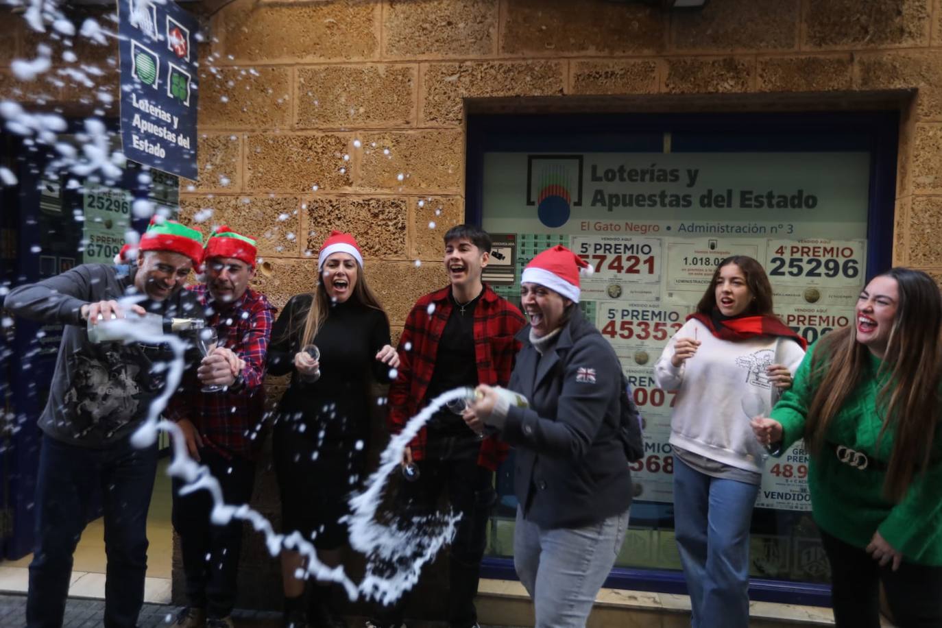El Gordo en Cádiz: la felicidad de repartir euros y premios entre los vecinos
