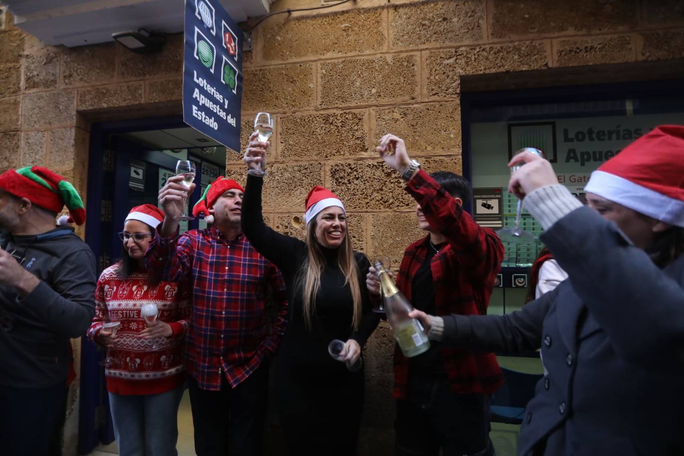 El Gordo en Cádiz: la felicidad de repartir euros y premios entre los vecinos