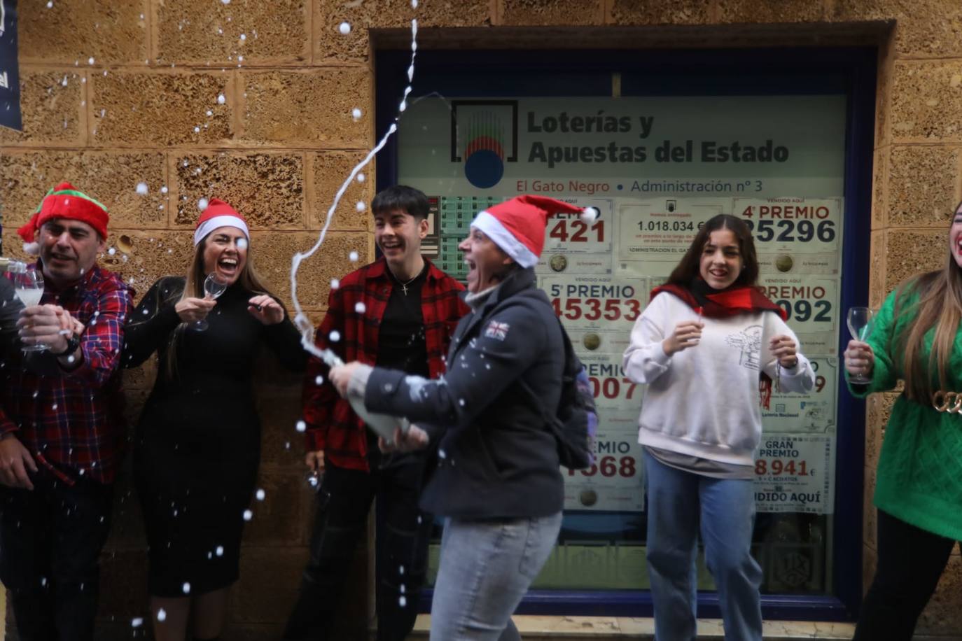 El Gordo en Cádiz: la felicidad de repartir euros y premios entre los vecinos