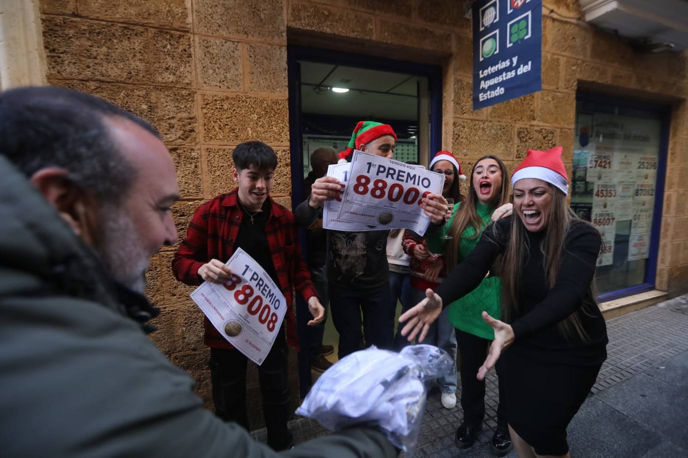 El Gordo en Cádiz: la felicidad de repartir euros y premios entre los vecinos