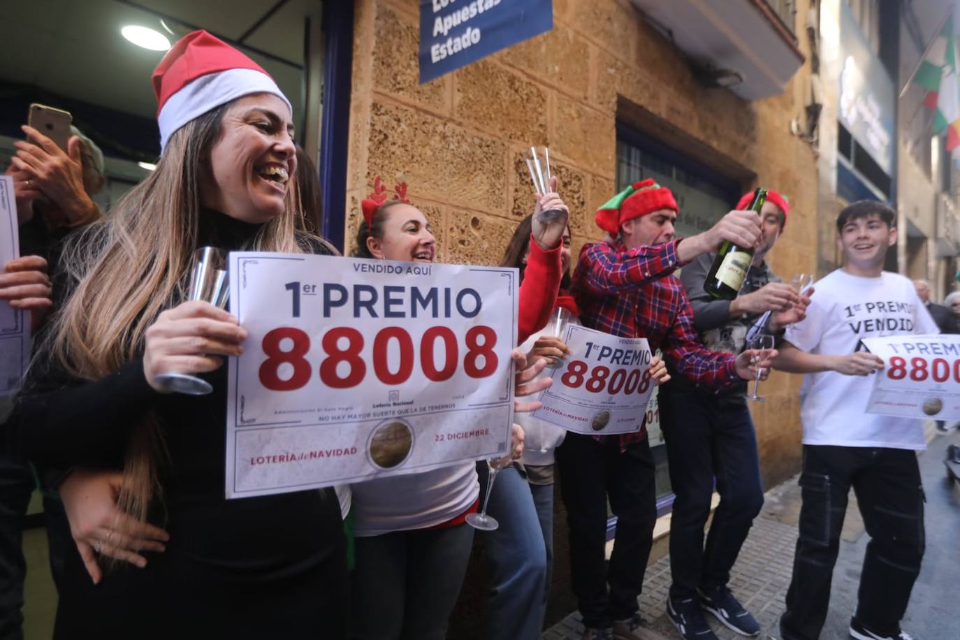 El Gordo en Cádiz: la felicidad de repartir euros y premios entre los vecinos