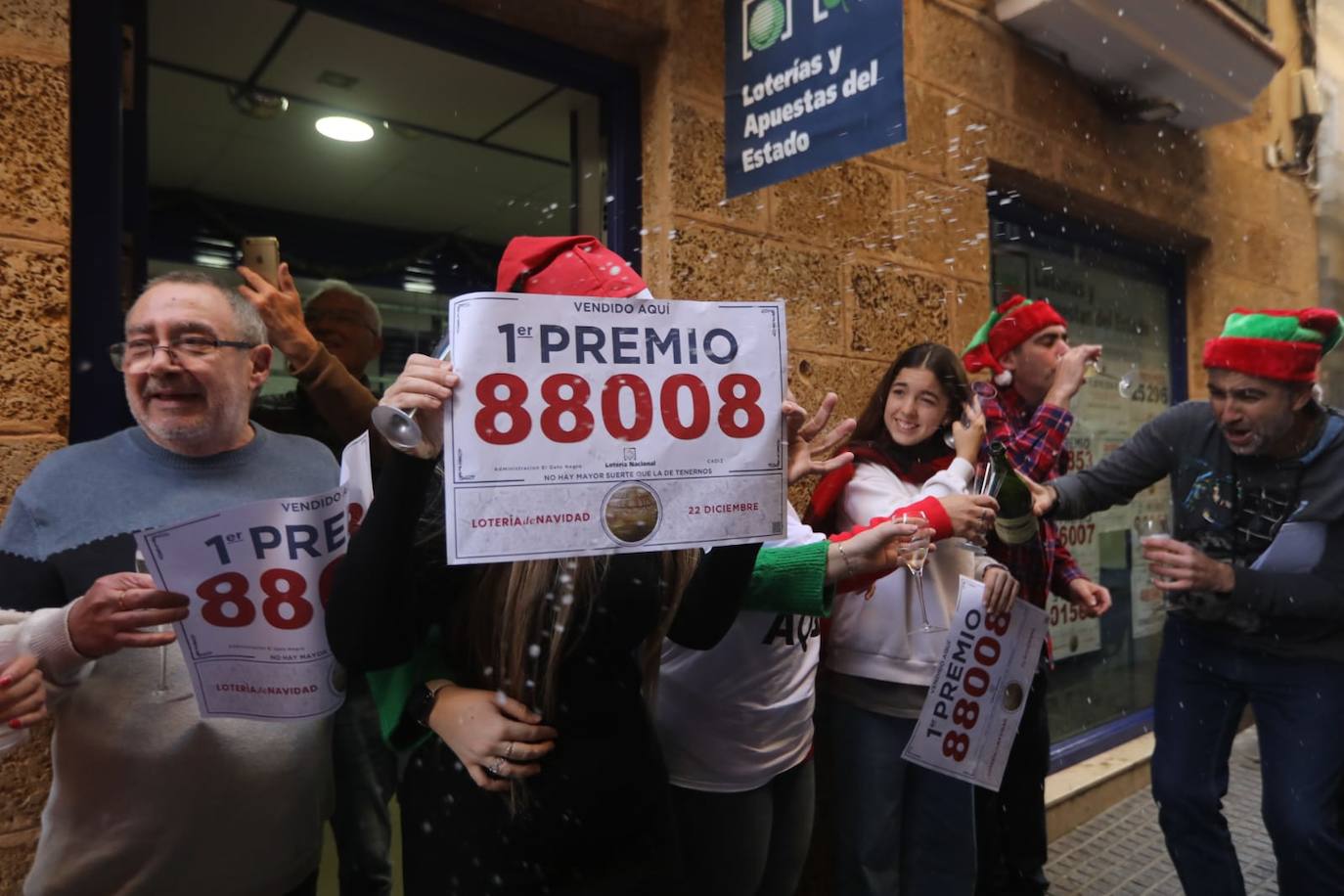 El Gordo en Cádiz: la felicidad de repartir euros y premios entre los vecinos