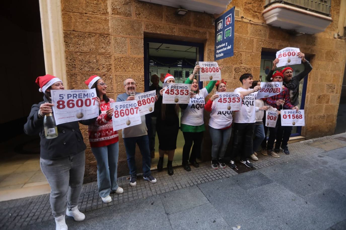 El Gordo en Cádiz: la felicidad de repartir euros y premios entre los vecinos