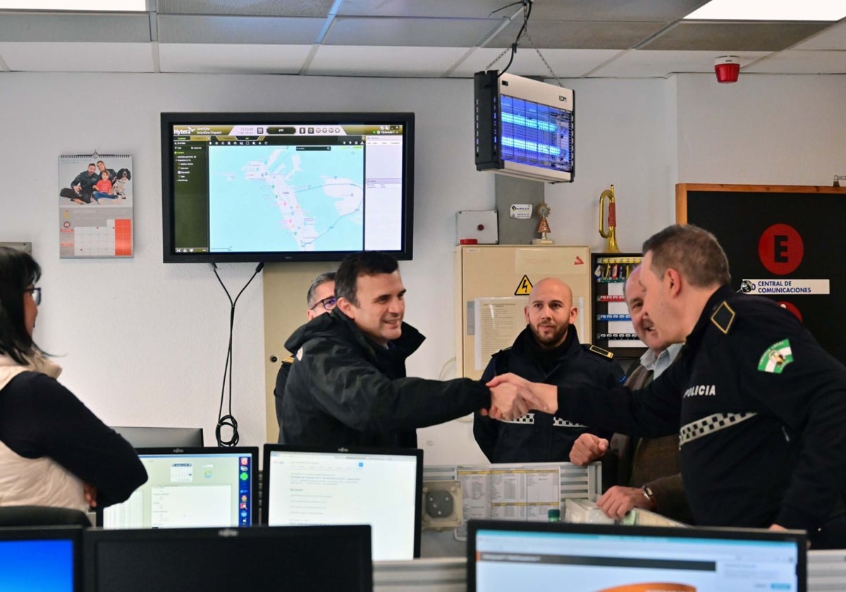 El alcalde de Cádiz Bruno García visita a la Policía Local, Bomberos y taxistas en la víspera de Nochebuena