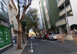 El «defectuoso» firme colocado en la calle Acacias de Cádiz ha obligado a su reasfalto días después