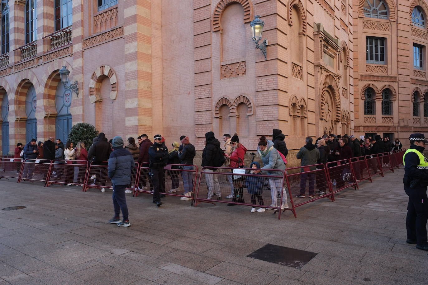 Colas en el Falla para las entradas de preliminares del COAC