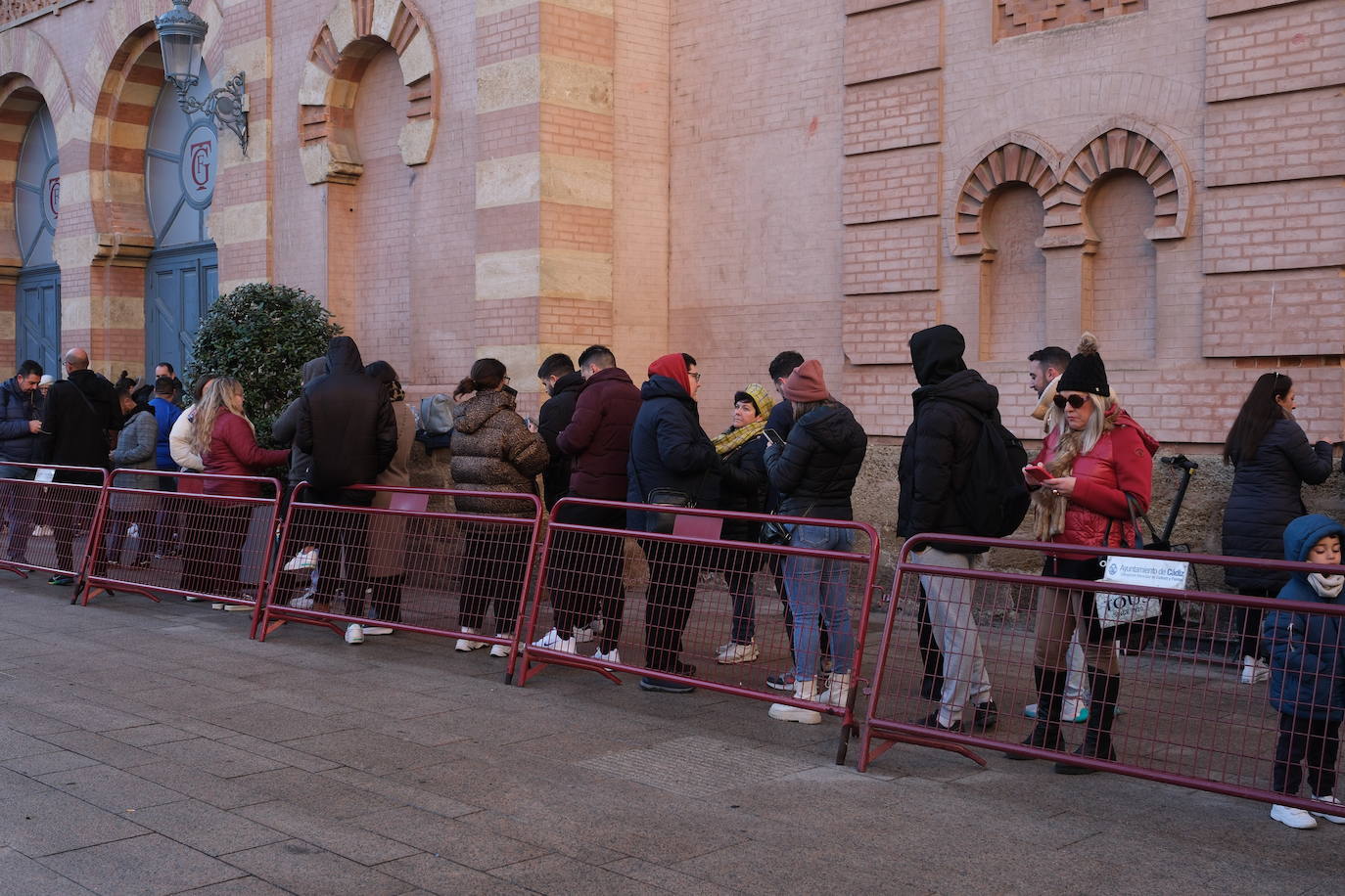 Colas en el Falla para las entradas de preliminares del COAC