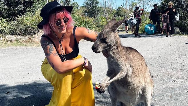 Virginia junto a u canguro en Australia