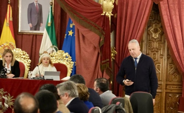 Juan Carlos Ruiz Boix regresa al Pleno tras realizar una llamada.