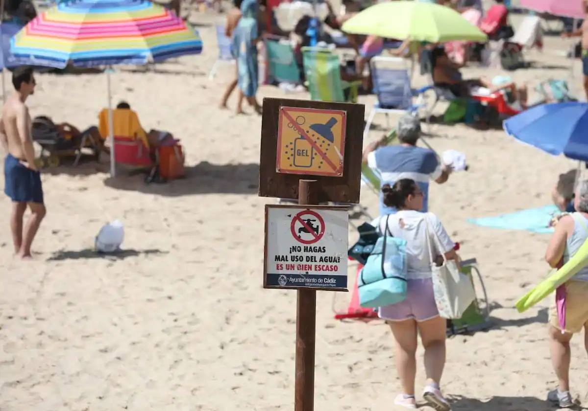 14 de agosto. El Ayuntamiento de Cádiz, al igual que otros consistorios de la provincia, tomaban la decisión de cortar el servicio de ducha en las playas, una drástica medida con el fin de paliar la grave sequía que afecta al territorio gaditano.