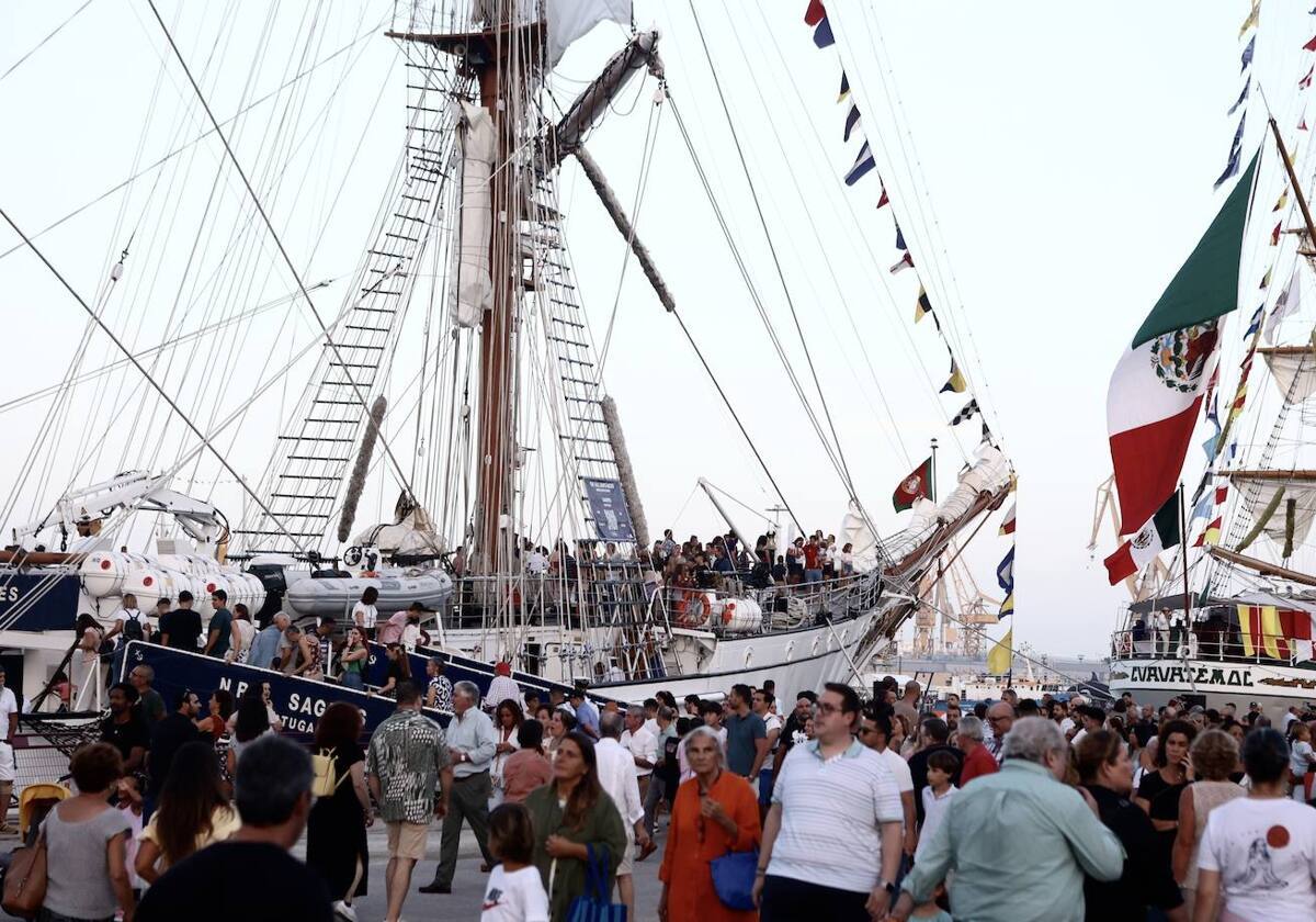 6 de septiembre. La Gran Regata Elcano-Magallanes regresaba a la capital gaditana tras la suspensión en los últimos años por la pandemia del COVID-19. Un evento que congregó a multitud de gaditanos y turistas en el muelle Ciudad de Cádiz para conocer de primera mano los veleros que conmemoraba la primera cirnunnavegación del mundo completada hace 500 años por la expedición de Fernando de Magallanes y Juan Sebastián Elcano.
