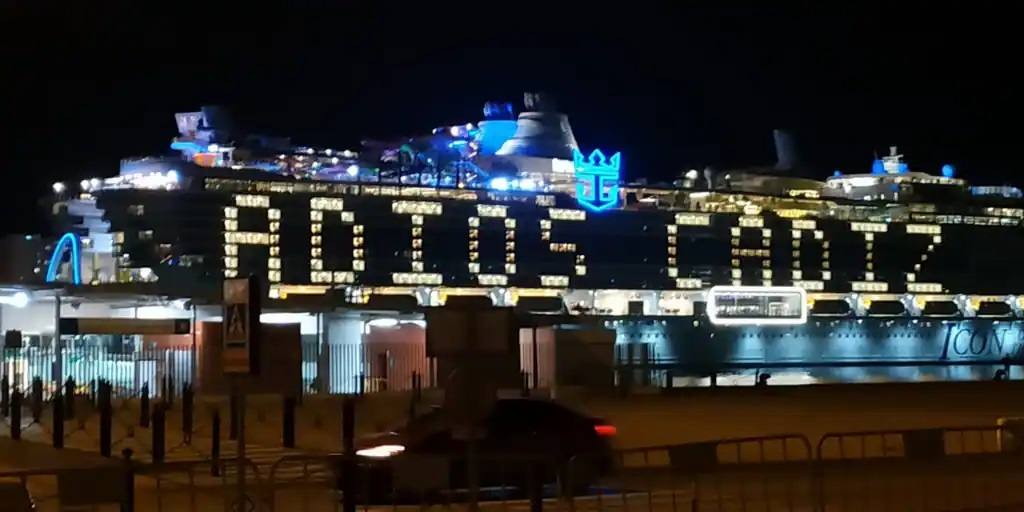 23 de diciembre. El nuevo crucero más grande del mundo, el Icon of the Seas, llegaba a Cádiz para ser sometido a sus retoques finales en el astillero de Navantia. Con 365 metros de eslora y una altura de 20 pisos, el buque se marchaba el pasado día 23 de diciembre para poner rumbo al Caribe e iniciar el febrero su primer crucero.