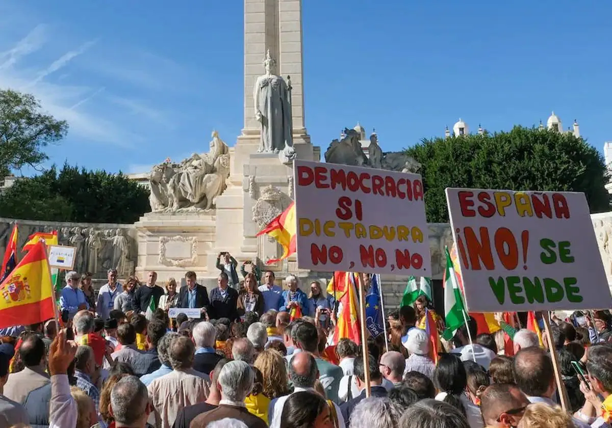 12 de noviembre. El monumento a Las Cortes en la plaza de España fue el escenario escogido por el Partido Popular de Cádiz para la celebración de una concentración para protestar por el acuerdo de investidura sellado por el PSOE y Junts y que congregó más de 7.000 personas procedentes de todos los rincones de la geografía gaditana.