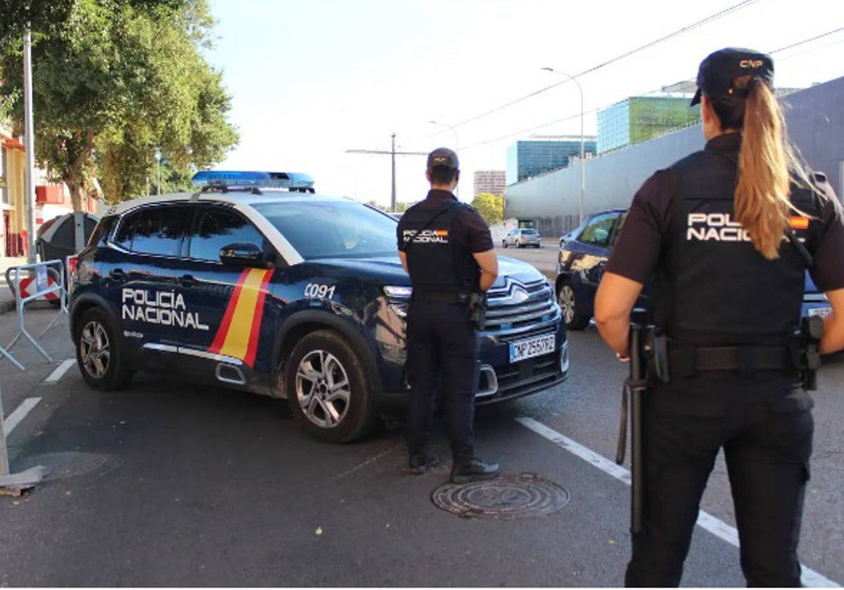 Imagen de dos agentes de Policía Nacional