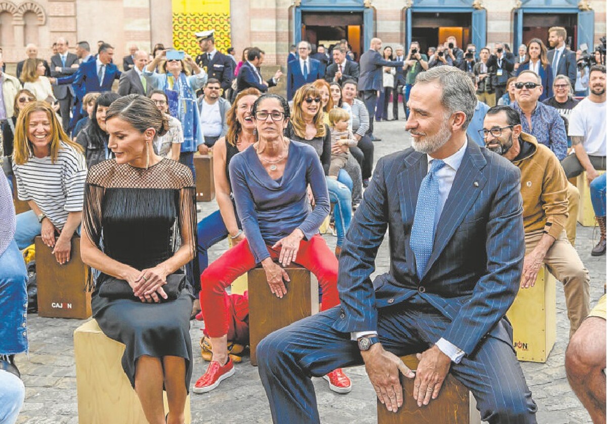 En la plaza Fragela, Felipe de Borbón incluso se animó a tocar el cajón flamenco junto a la reina Letizia