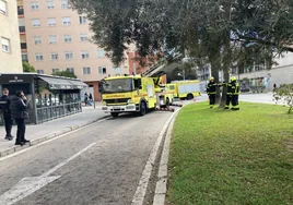 Bomberos intervienen en el barrio de Astilleros en Cádiz