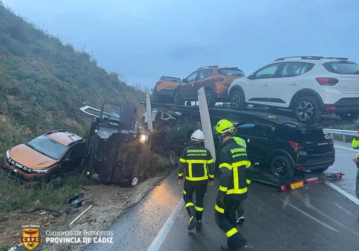 Un camión de transporte de vehículos ha protagonizado el accidente