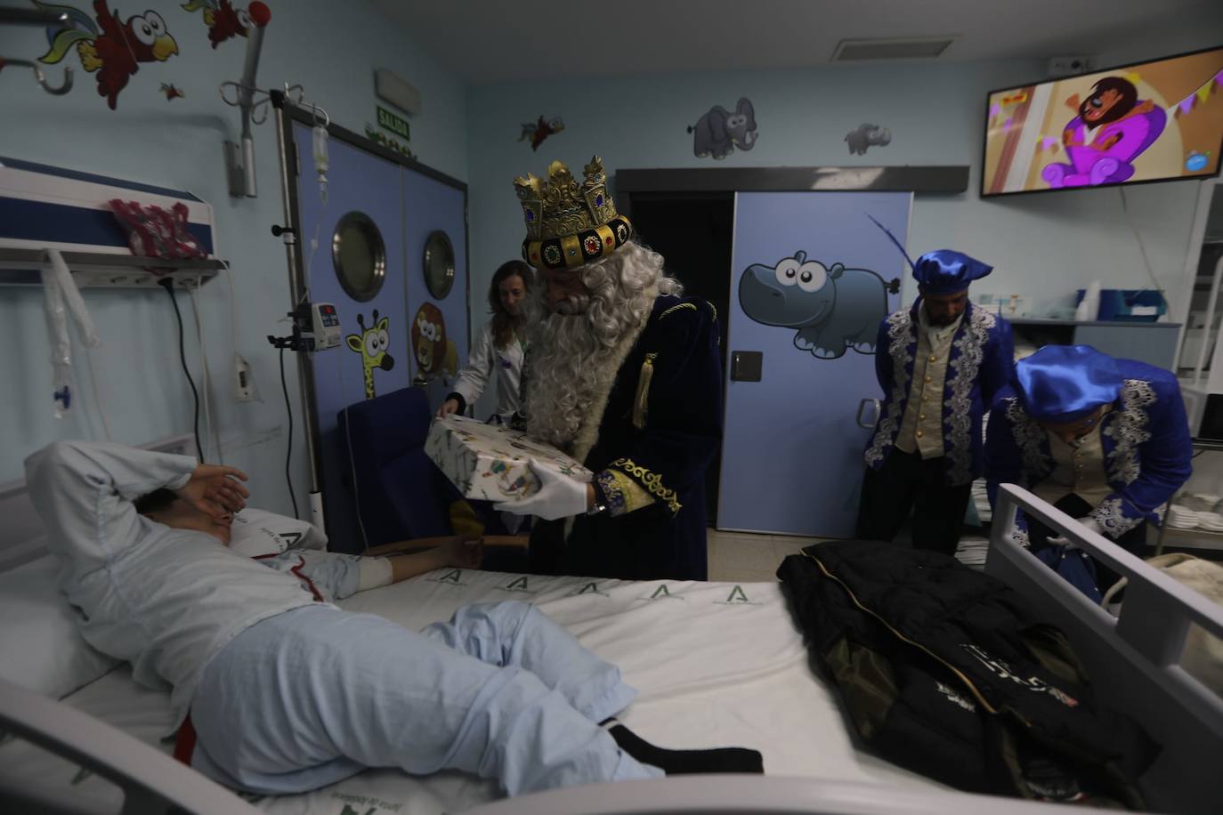 Fotos: Los Reyes Magos visitan a los niños ingresados en el hospital Puerta del Mar de Cádiz