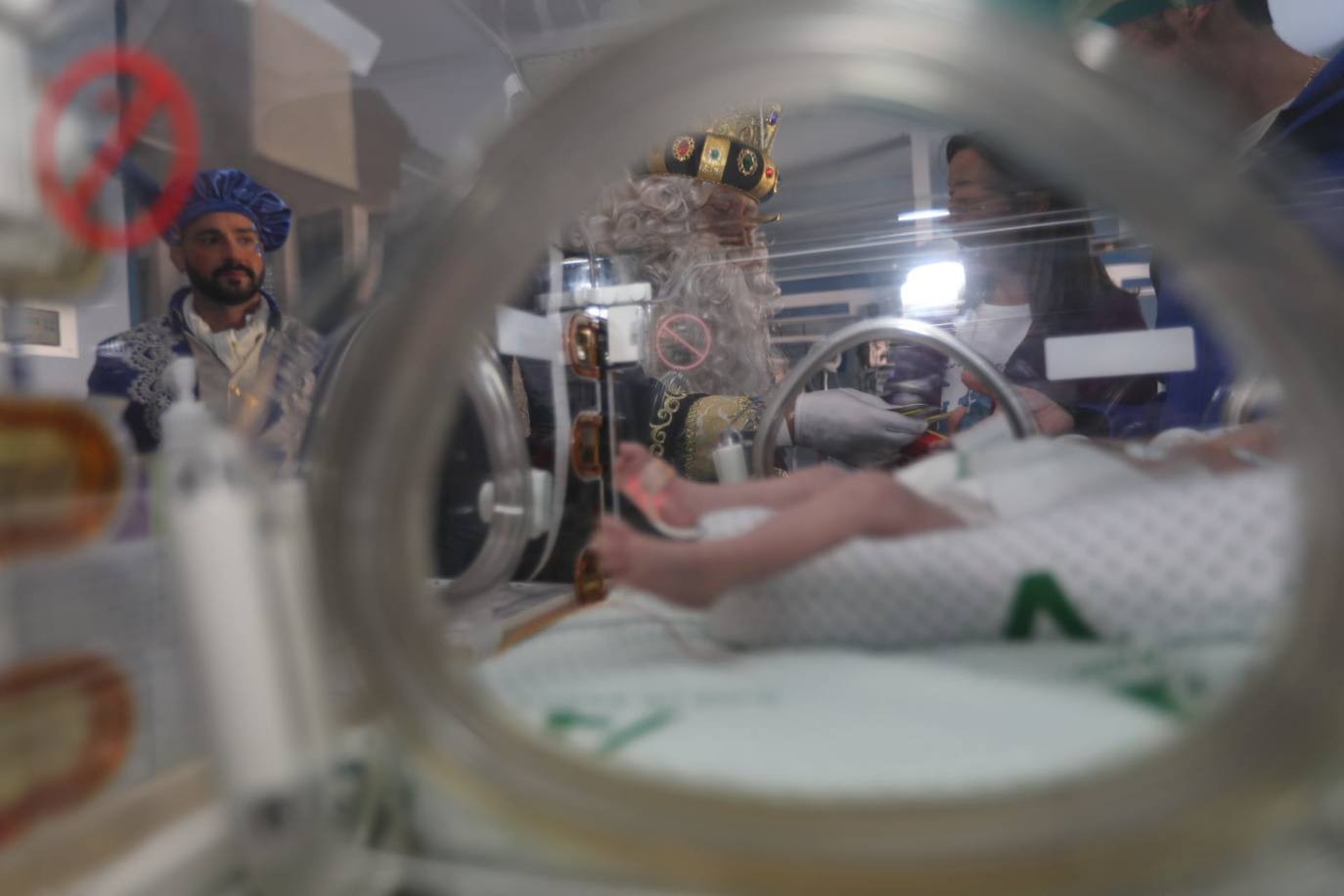 Fotos: Los Reyes Magos visitan a los niños ingresados en el hospital Puerta del Mar de Cádiz