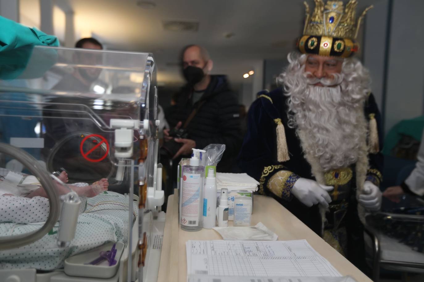 Fotos: Los Reyes Magos visitan a los niños ingresados en el hospital Puerta del Mar de Cádiz