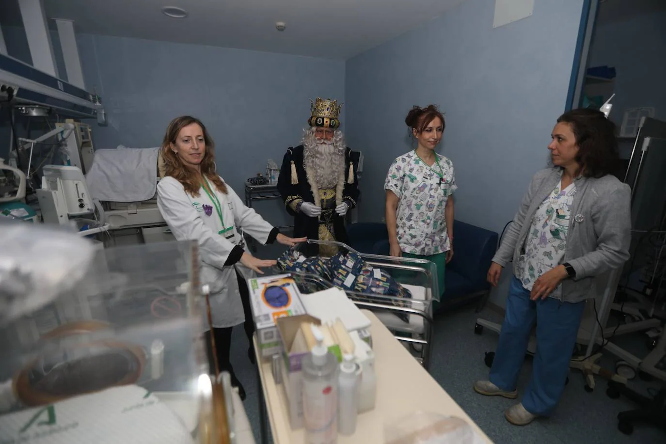 Fotos: Los Reyes Magos visitan a los niños ingresados en el hospital Puerta del Mar de Cádiz