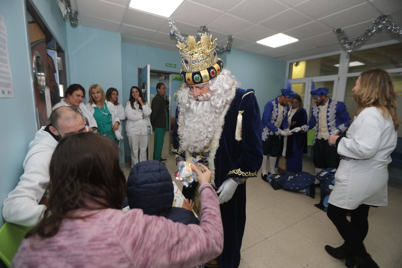 Fotos: Los Reyes Magos visitan a los niños ingresados en el hospital Puerta del Mar de Cádiz