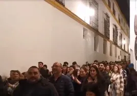 Zambomba improvisada tras la Cabalgata en Cádiz