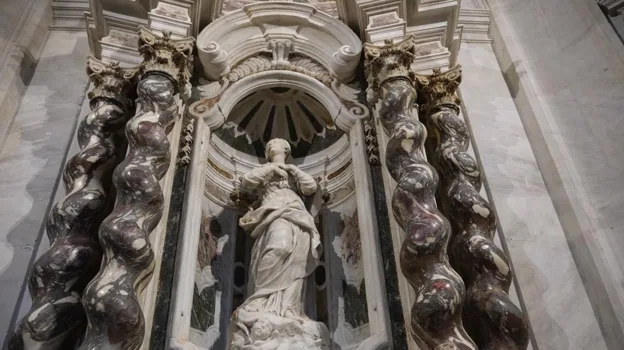 Imagen después - Detalle del retablo y la imagen de la Virgen de la Asunción antes y después de la restauración