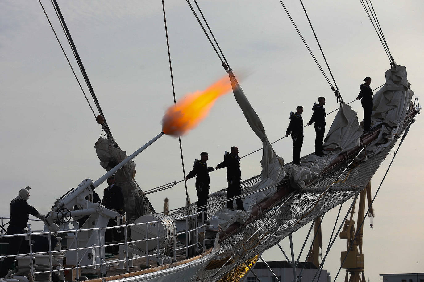 Fotos: Adiós al buque Juan Sebastián de Elcano, el embajador de Cádiz inicia un nuevo crucero de instrucción