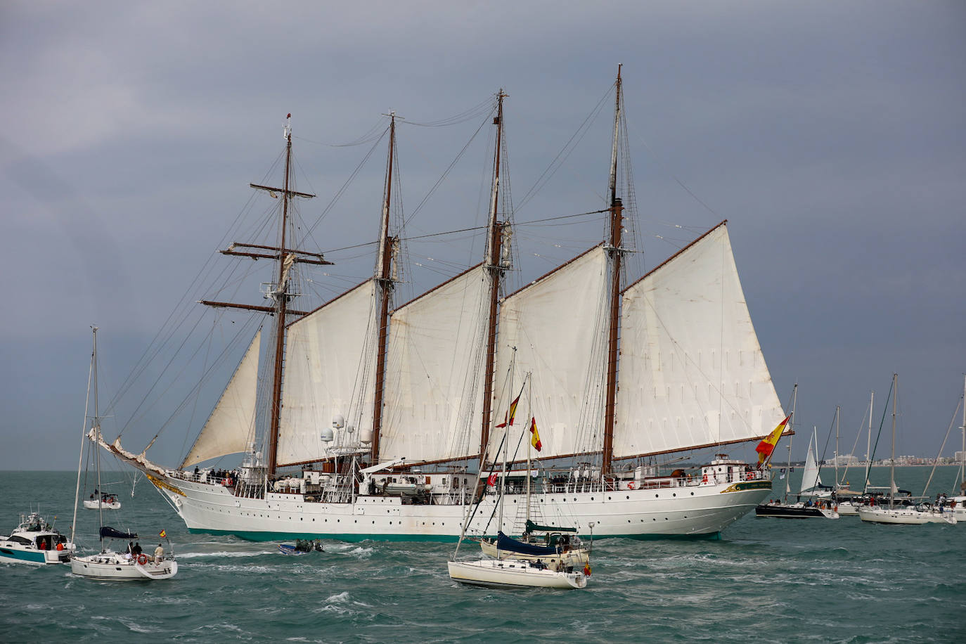 Fotos: Adiós al buque Juan Sebastián de Elcano, el embajador de Cádiz inicia un nuevo crucero de instrucción