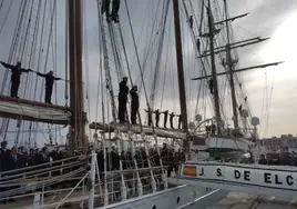 Cádiz y el viento de levante mecen al buque Juan Sebastián de Elcano en su despedida