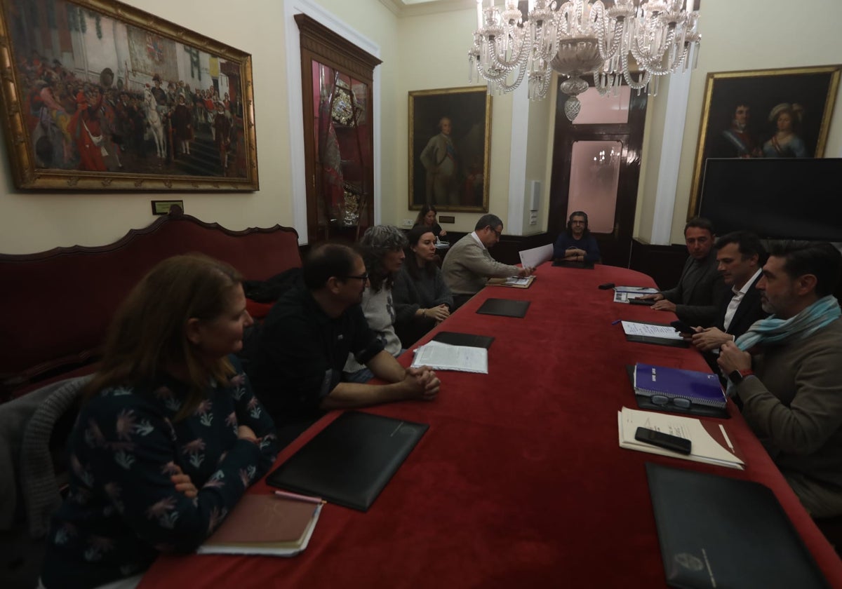 Reunión con representantes de la nueva plataforma deVeedor.