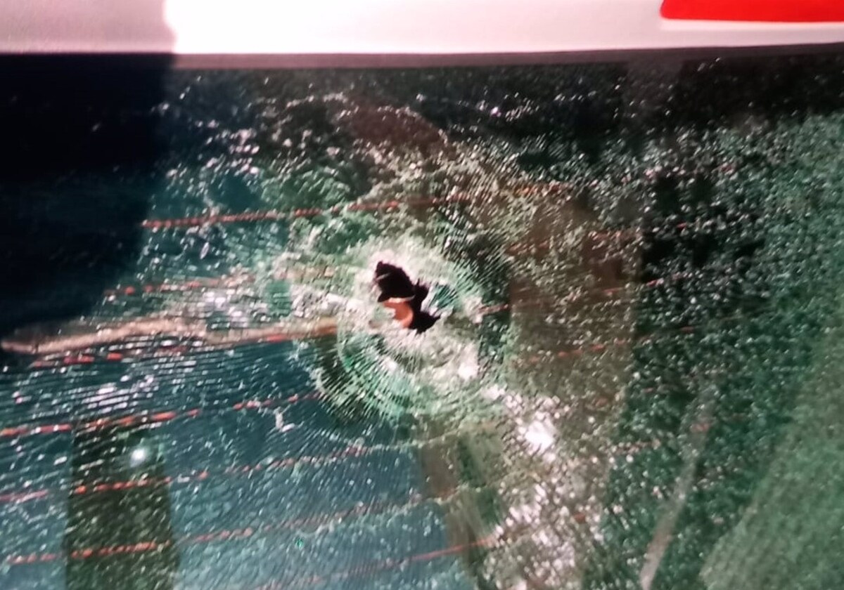 Cristal del vehículo tras el disparo que dejó un herido en Algeciras