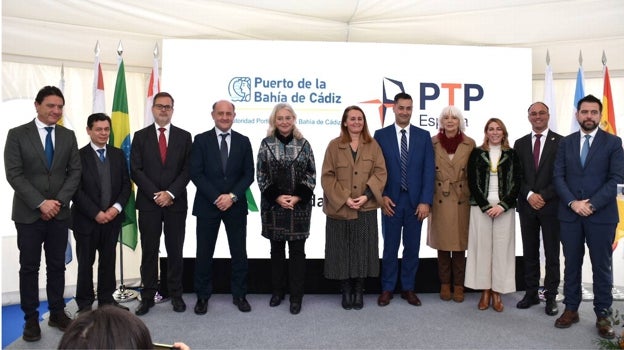 Foto de familia de empresarios de PTP y políticos en el acto de la primera piedra