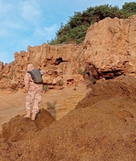 Imagen secundaria 2 - Neutralizan un proyectil en el acantilado del Parque Natural de la Breña, en Barbate