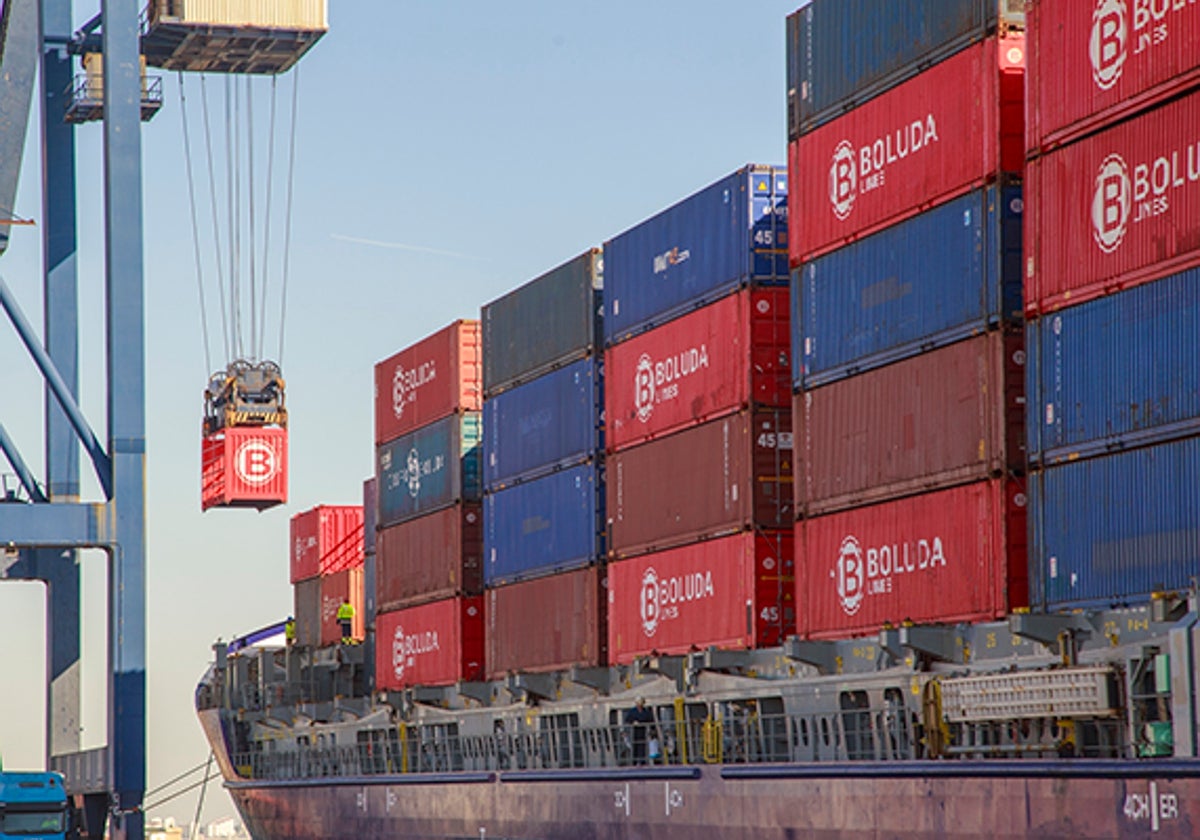 Contenedores de Boluda en el puerto de Cádiz