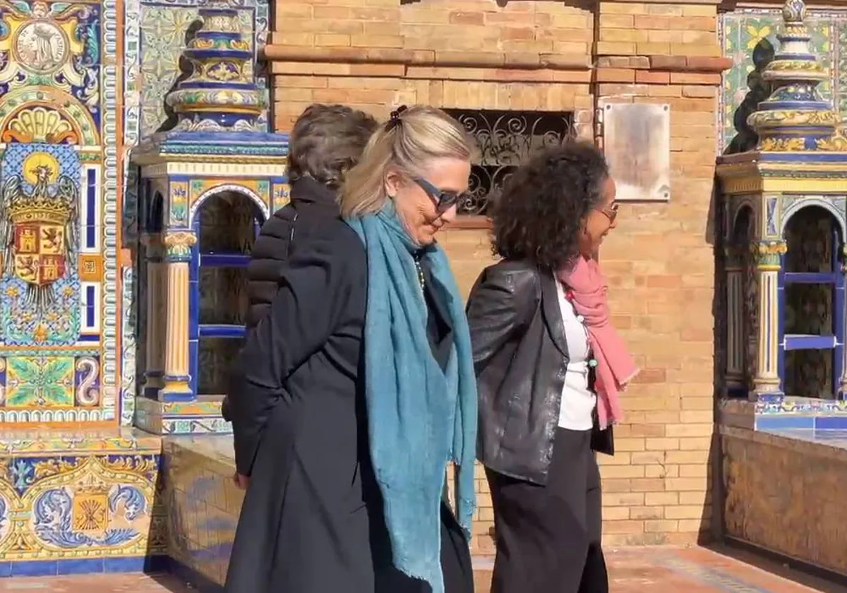 Hillary Clinton, durante su paseo por la plaza de España.
