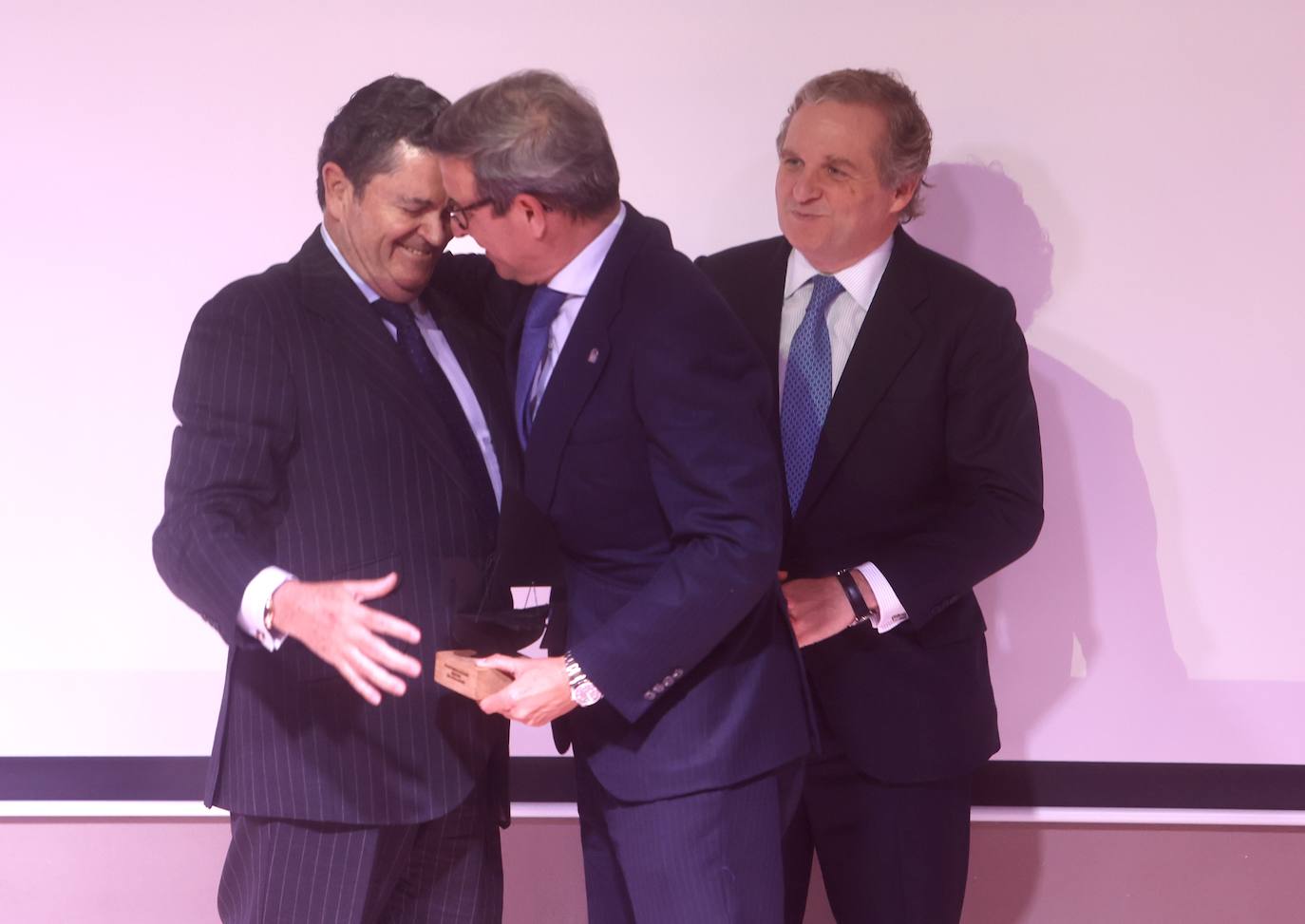 Así ha sido la entrega del premio Gaditano de Adopción a Borja Prado Eulate en Cádiz