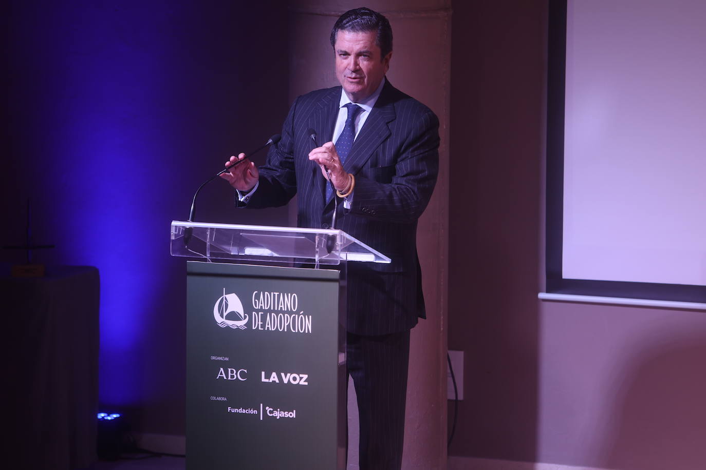 Así ha sido la entrega del premio Gaditano de Adopción a Borja Prado Eulate en Cádiz