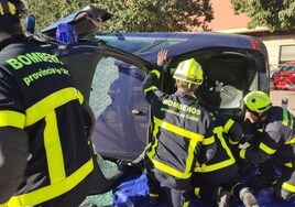 Rescatan a un conductor tras chocar con un bolardo y volcar su vehículo en Algeciras