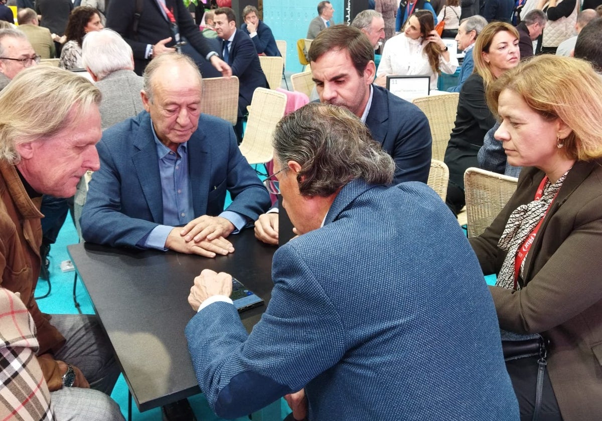 Reunión del alcalde de Chiclana con Bernd Schuster en Fitur