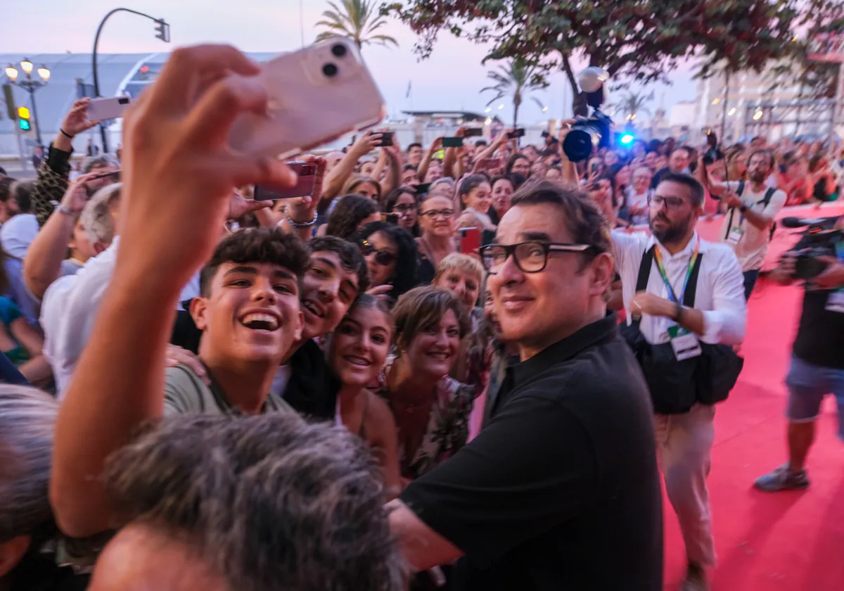 El actor Luis Merlo se acerca a los aficionados antes de entrar en el Palacio de Congresos de Cádiz.