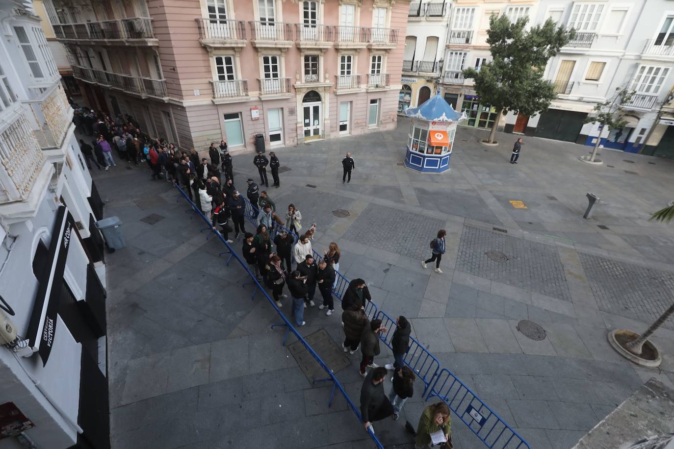 Fotos: colas desde San Juan de Dios hasta Catedral para comprar las entradas
