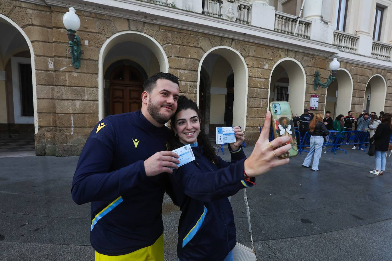 Fotos: colas desde San Juan de Dios hasta Catedral para comprar las entradas