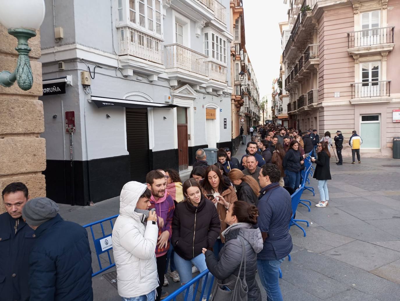 Fotos: colas desde San Juan de Dios hasta Catedral para comprar las entradas